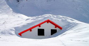 Уход за крышей дома зимой