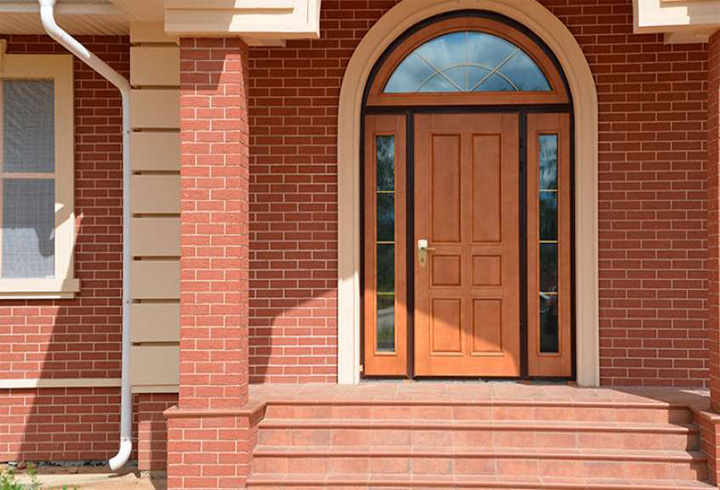 В чем разница между входными дверьми в дом или квартиру?